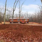 Cozy Freeland Retreat- Firepit Pool Table Hot Tub