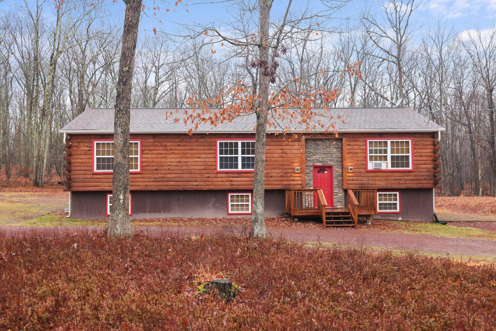 Cozy Freeland Retreat- Firepit Pool Table Hot Tub *