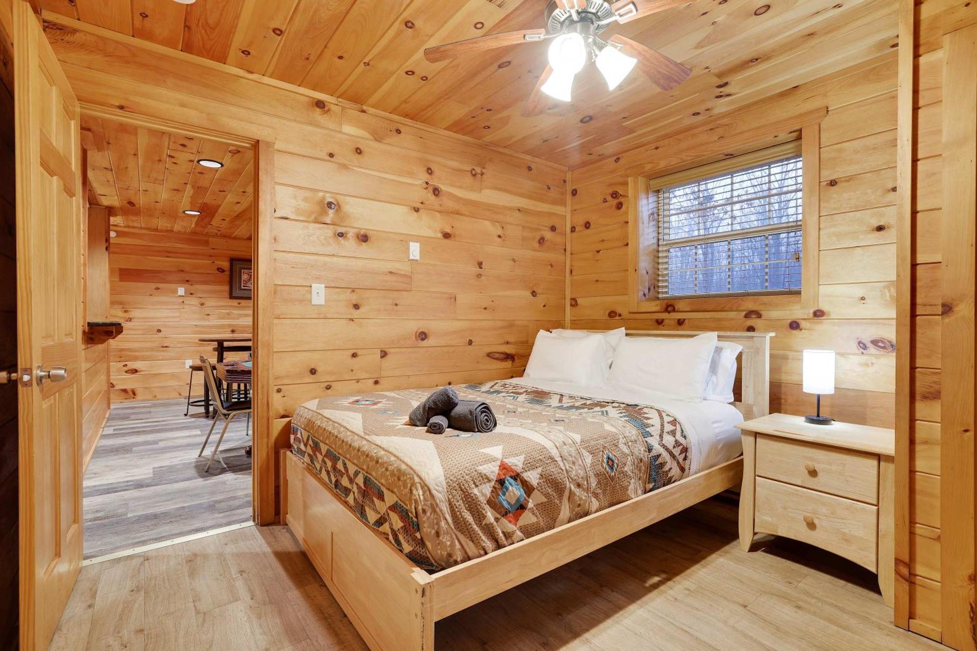 Cozy Freeland Retreat- Firepit Pool Table Hot Tub Holiday home *