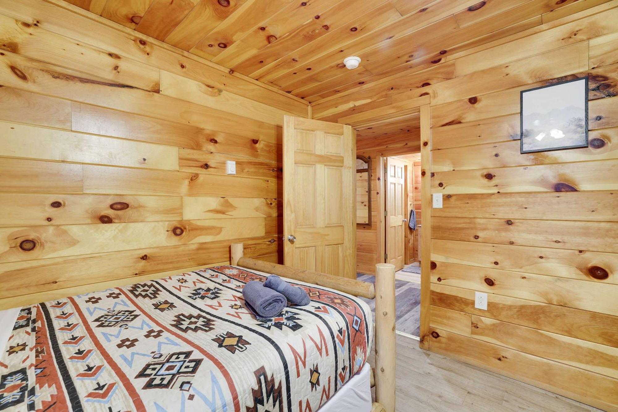 Cozy Freeland Retreat- Firepit Pool Table Hot Tub Holiday home