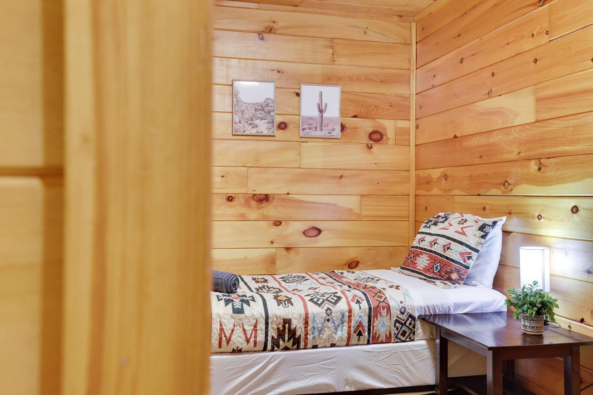 Cozy Freeland Retreat- Firepit Pool Table Hot Tub Holiday home