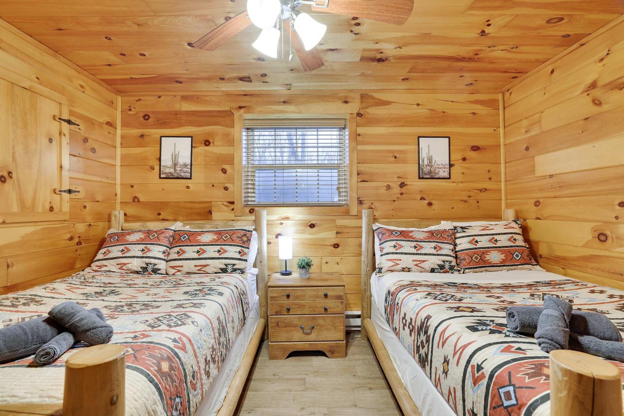 Cozy Freeland Retreat- Firepit Pool Table Hot Tub *