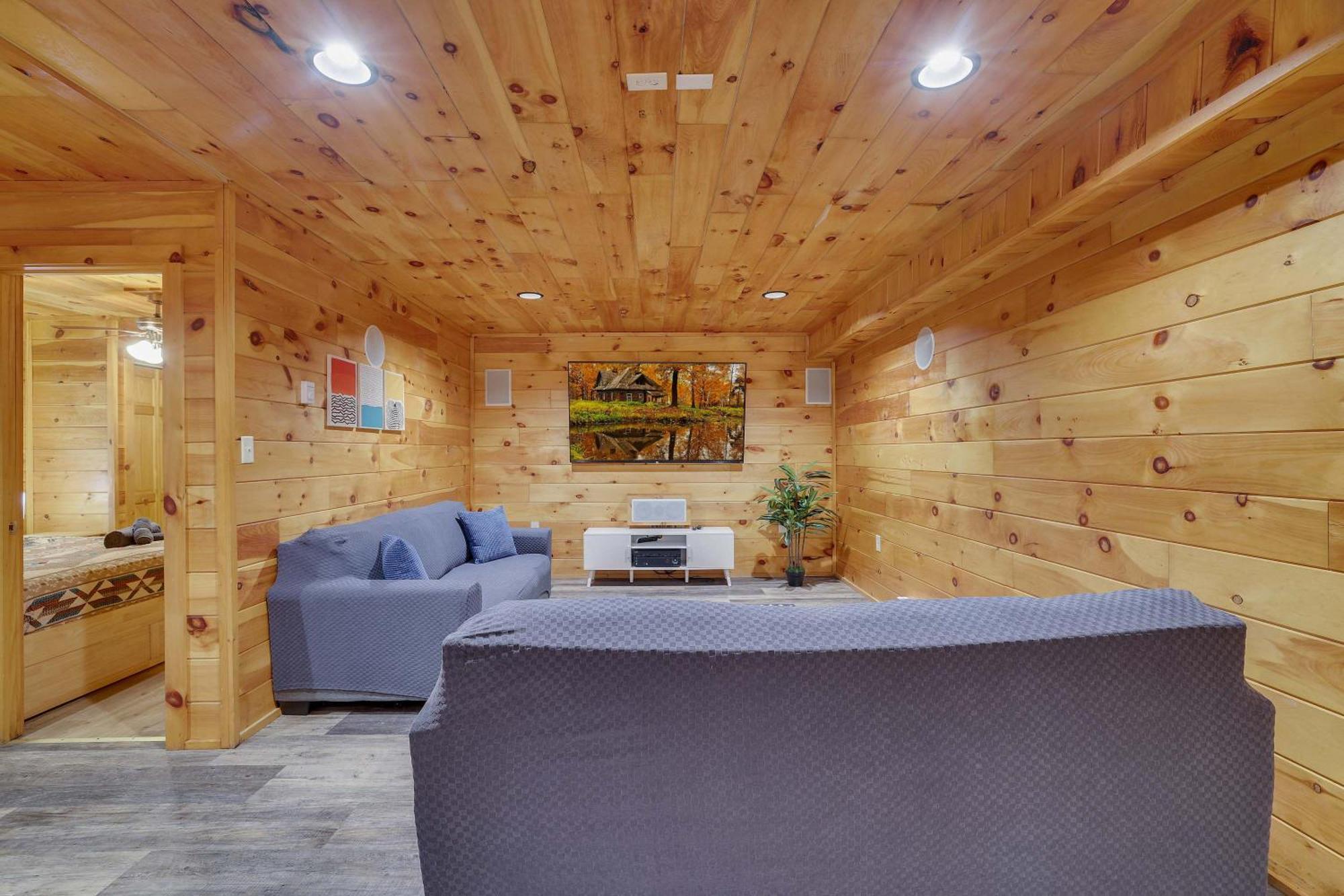Cozy Freeland Retreat- Firepit Pool Table Hot Tub White Haven