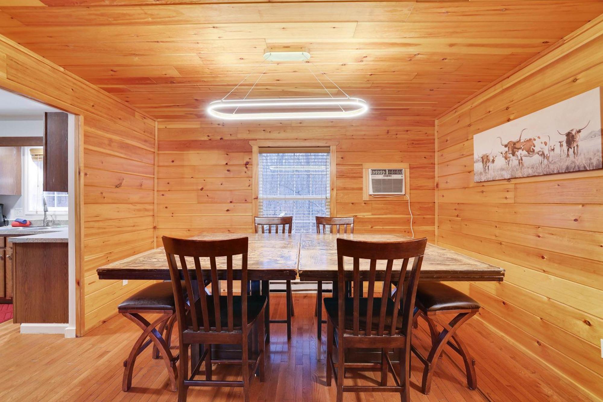Cozy Freeland Retreat- Firepit Pool Table Hot Tub *
