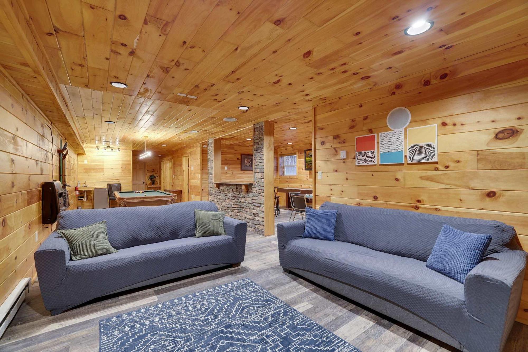 Cozy Freeland Retreat- Firepit Pool Table Hot Tub