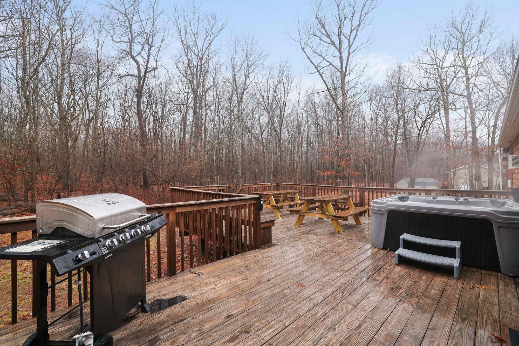 Cozy Freeland Retreat- Firepit Pool Table Hot Tub * White Haven