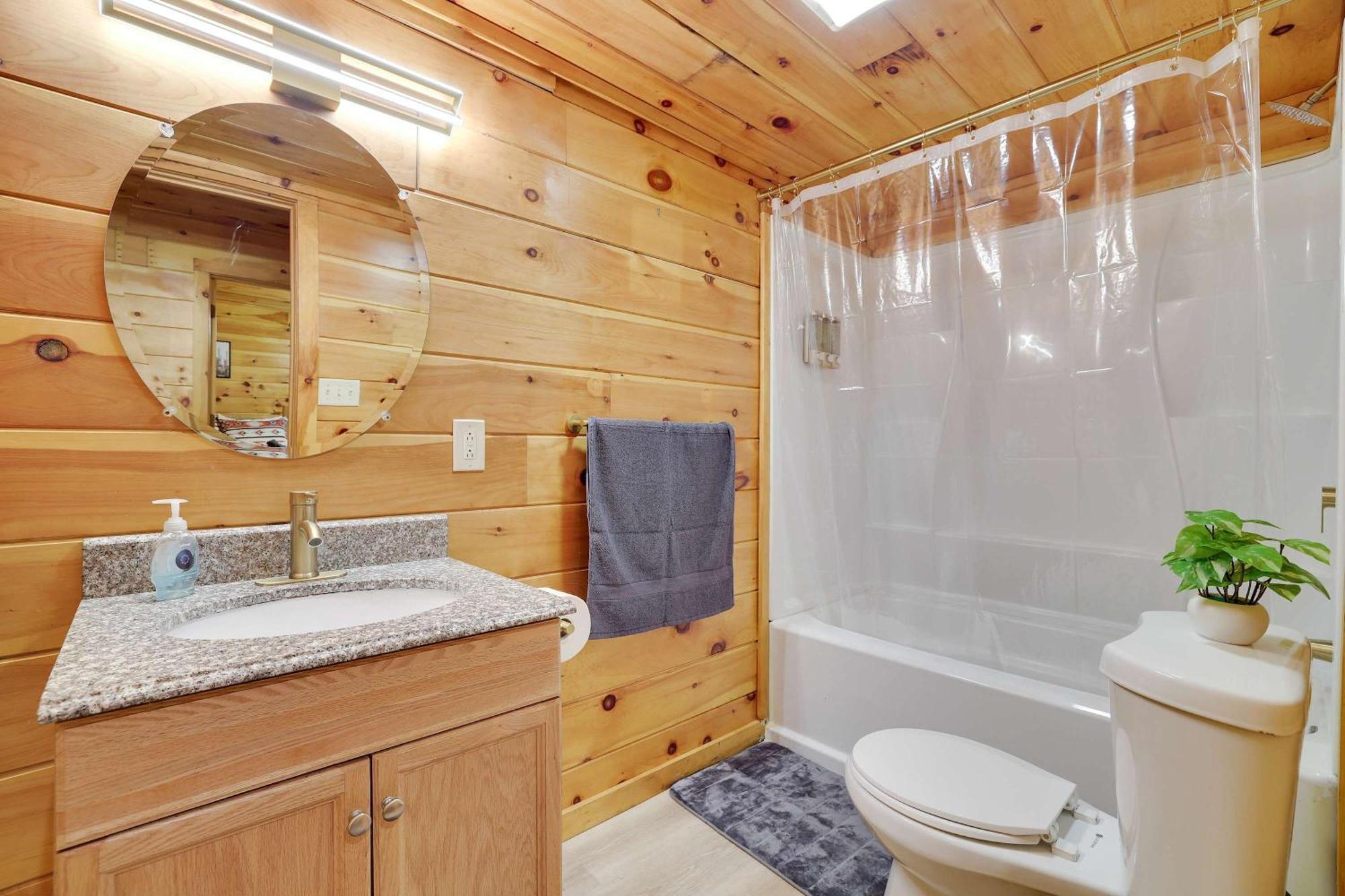 Cozy Freeland Retreat- Firepit Pool Table Hot Tub Holiday home
