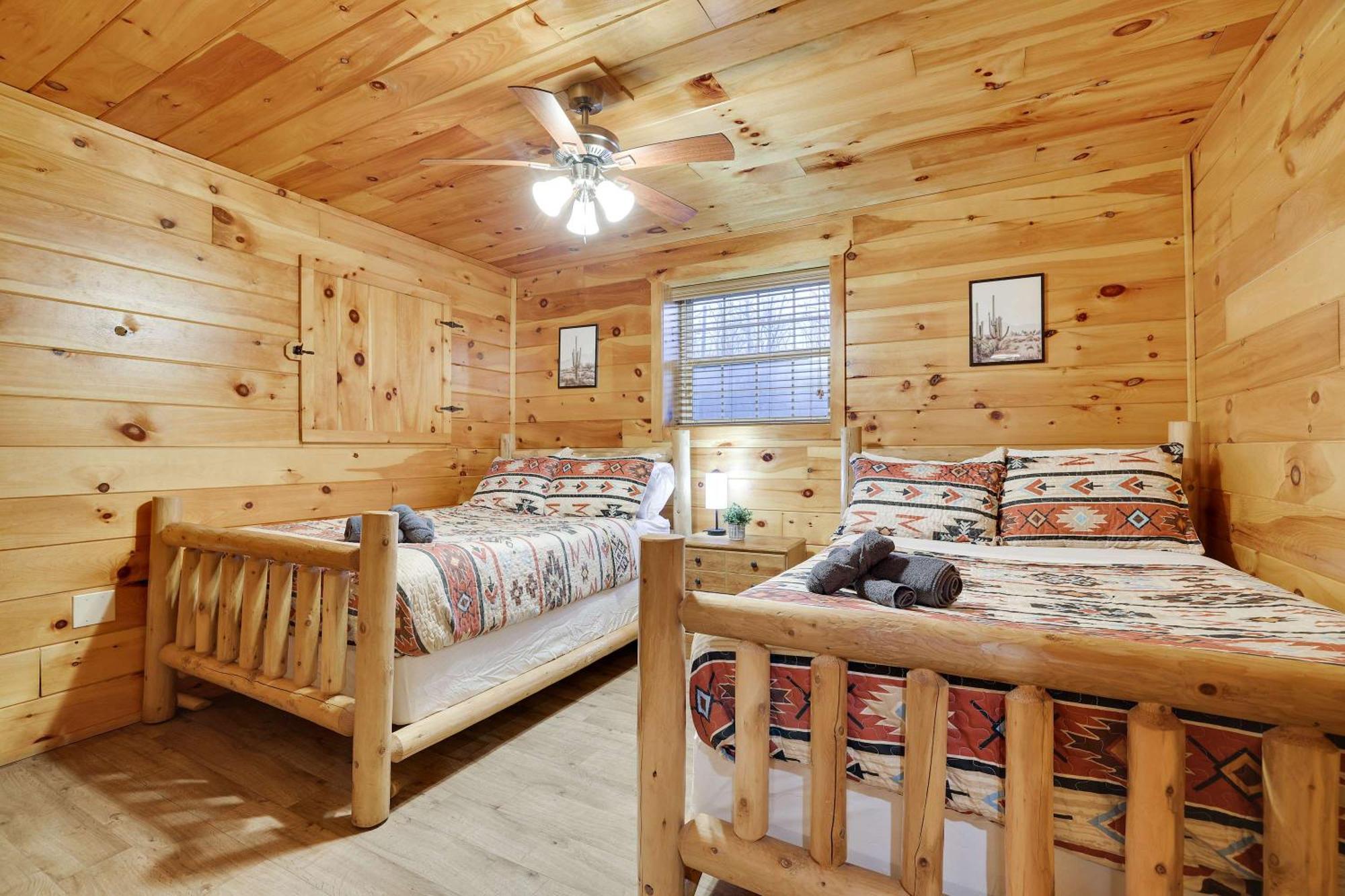 Cozy Freeland Retreat- Firepit Pool Table Hot Tub Holiday home *