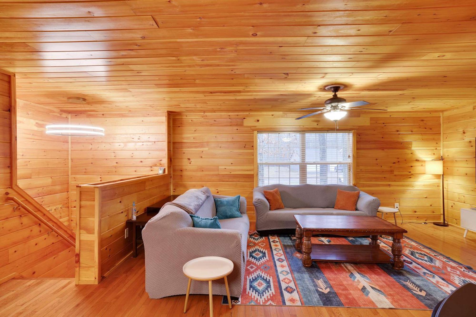 Cozy Freeland Retreat- Firepit Pool Table Hot Tub White Haven