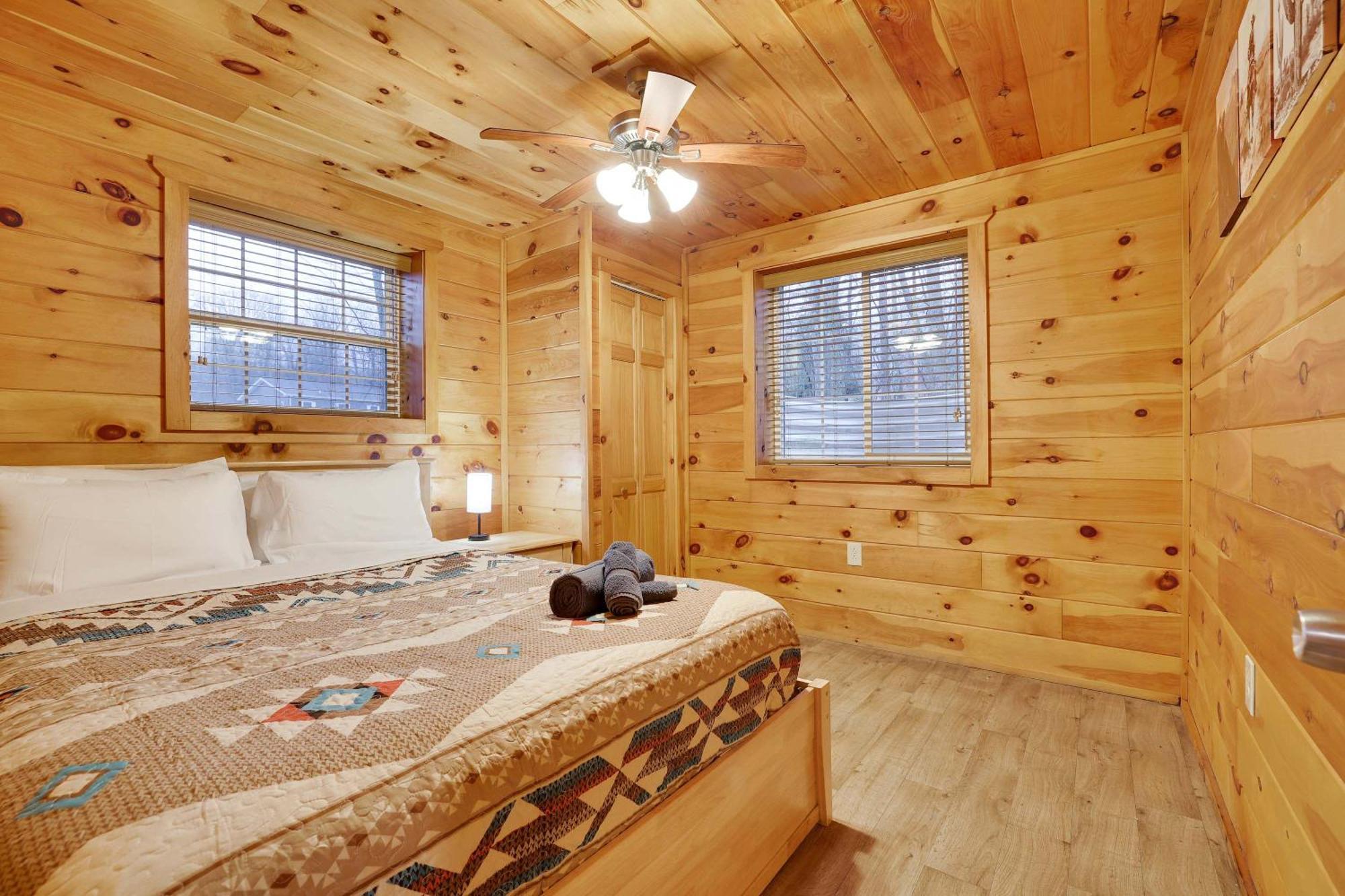 Cozy Freeland Retreat- Firepit Pool Table Hot Tub *