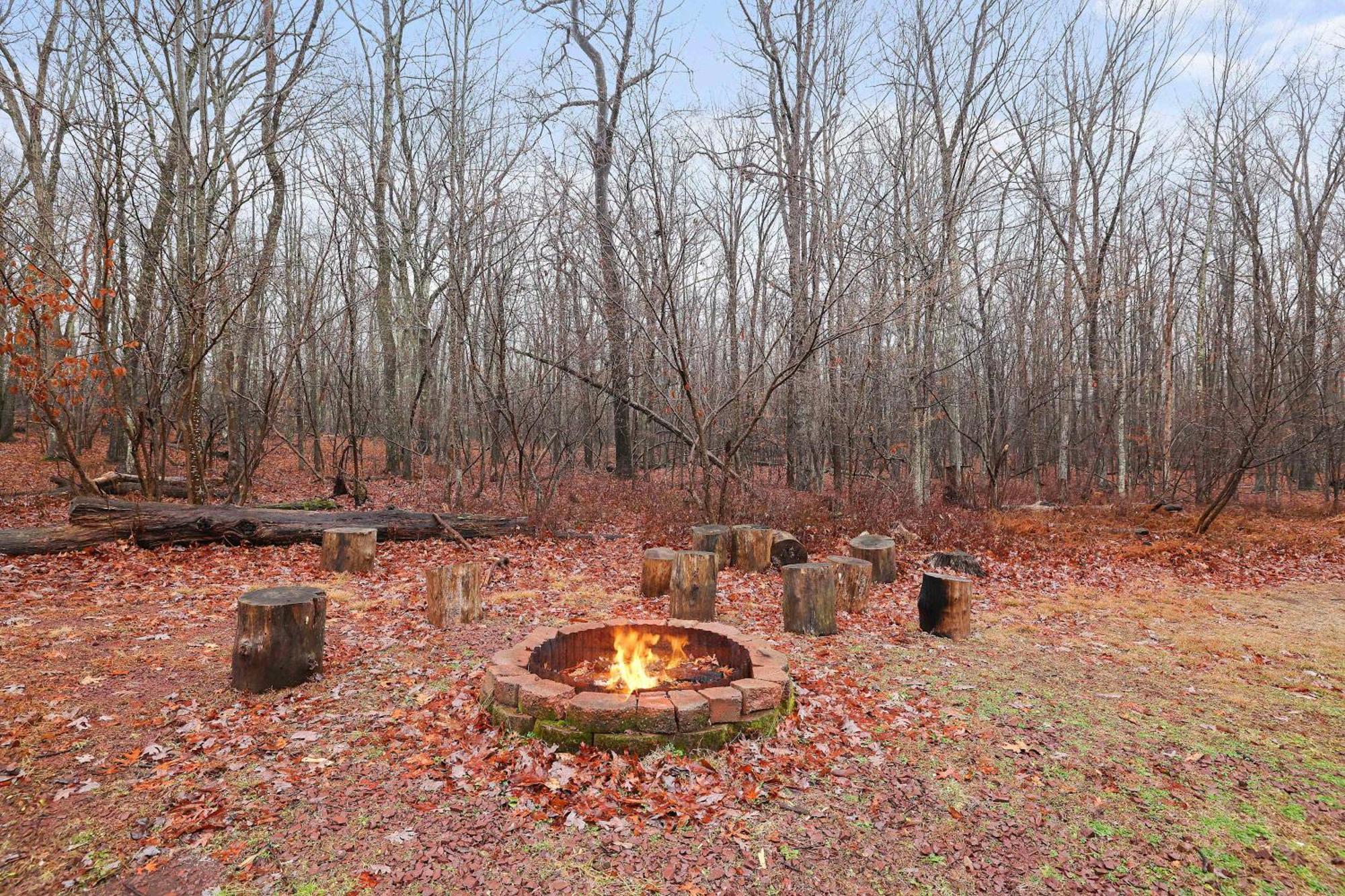 Cozy Freeland Retreat- Firepit Pool Table Hot Tub Holiday home