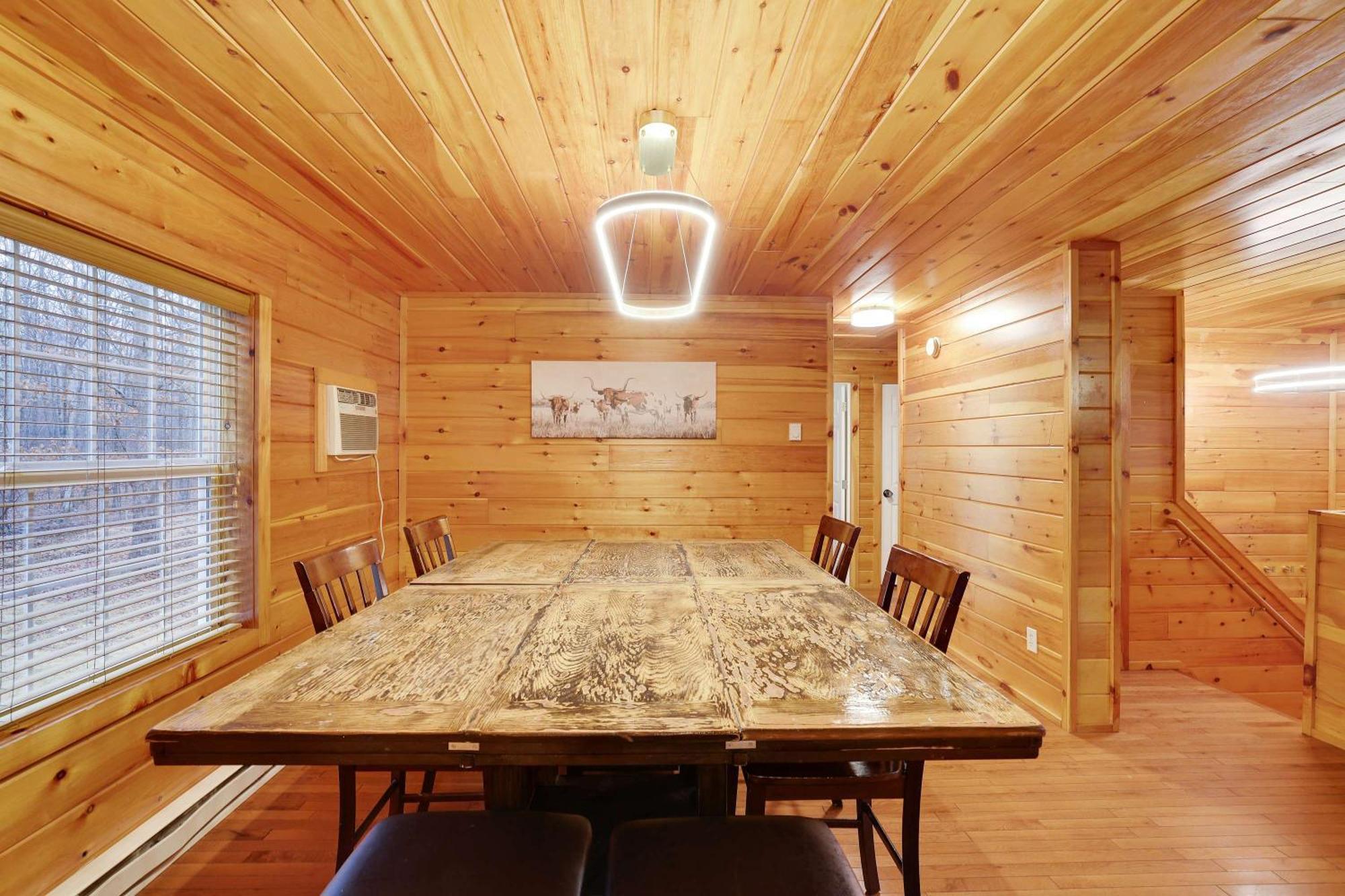 Cozy Freeland Retreat- Firepit Pool Table Hot Tub