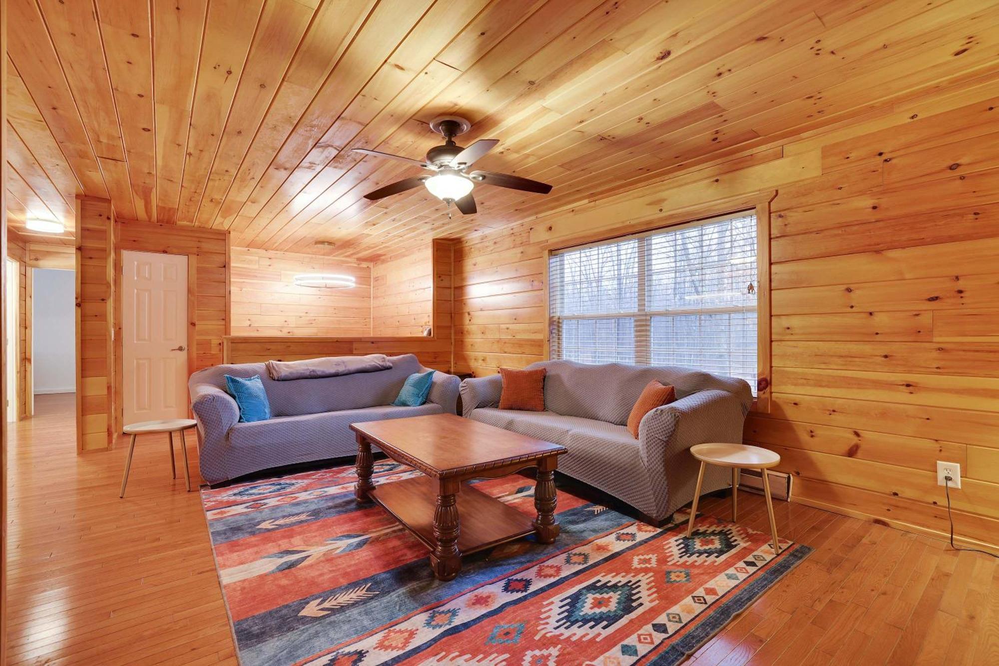 Cozy Freeland Retreat- Firepit Pool Table Hot Tub